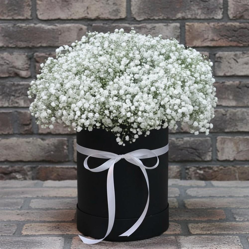 Цветочная композиция из Гипсофила в шляпной коробке в Архипо-Осиповка