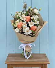 Букет цветов из:  Альстромерии, Лизиантусы, Розы и Хризантемы в Архипо-Осиповка