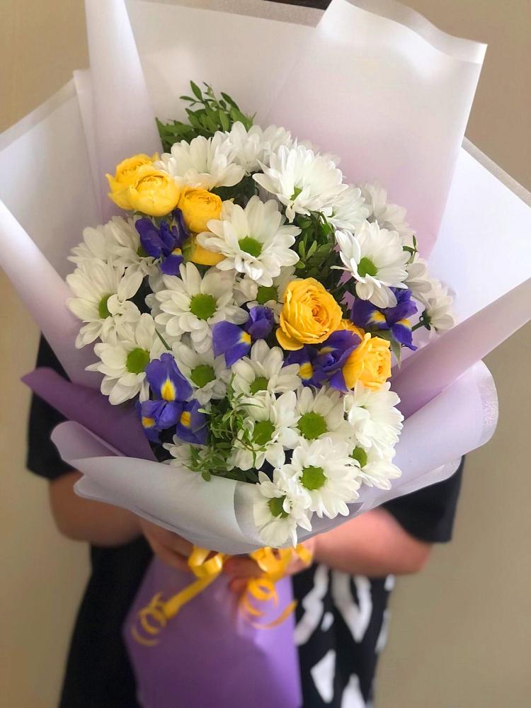 Букет цветов из: Ирисы, Хризантемы и Розы в Архипо-Осиповка