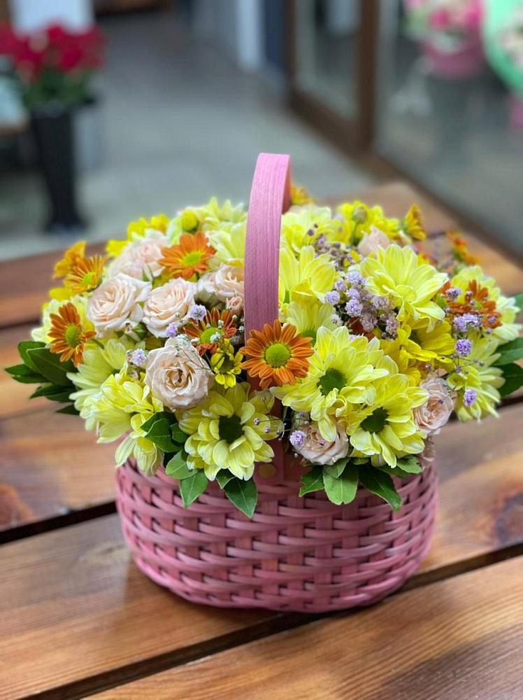 Цветочная композиция из Хризантемы и Розы в корзине в Архипо-Осиповка
