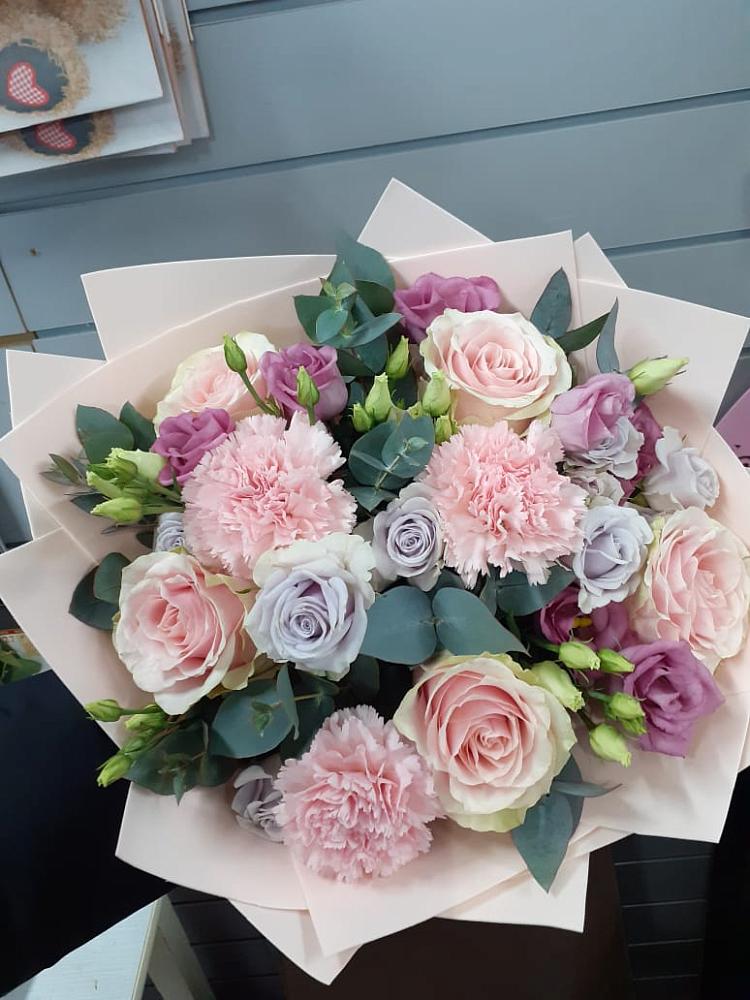 Букет цветов из: Розы, Гвоздики и Лизиантусы в Архипо-Осиповка